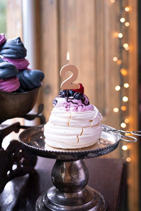 2 Jaar Kaars Rose Goud 9cm van Partydeco koop je bij Partywinkel