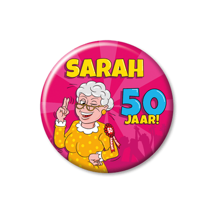 50 Jaar Button Hoera Sarah 5,5cm van Paper Dreams koop je bij Partywinkel
