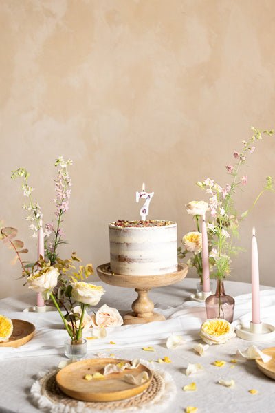 7 Jaar Kaars Bloemblaadjes 8cm van Partydeco koop je bij Partywinkel