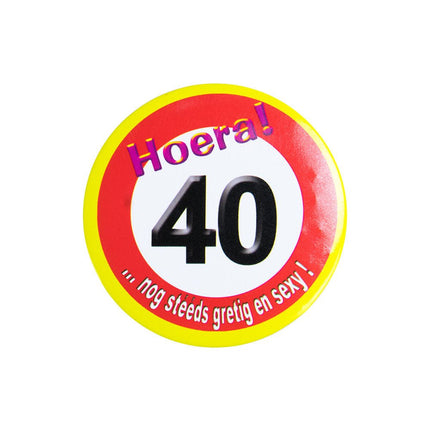 Button 40 Jaar Verkeersbord 5,5cm van Paper Dreams koop je bij Partywinkel