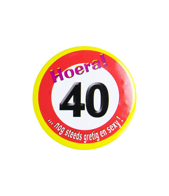 Button 40 Jaar Verkeersbord 5,5cm van Paper Dreams koop je bij Partywinkel