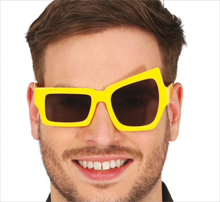 Gele Bril Asymmetrisch van Fiestas Guirca koop je bij Partywinkel