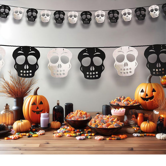 Halloween Vlaggenlijn Doodshoofden Zwart Zilver 2,75m van Fiestas Guirca koop je bij Partywinkel
