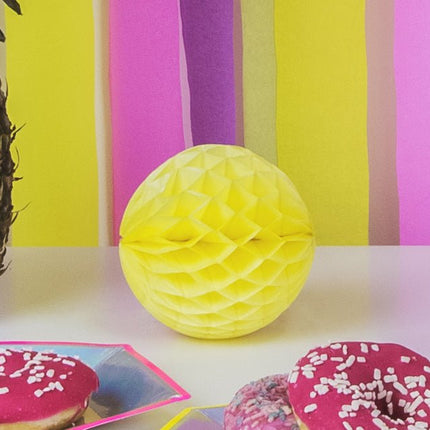 Honeycomb Bal Geel 10cm van Partydeco koop je bij Partywinkel