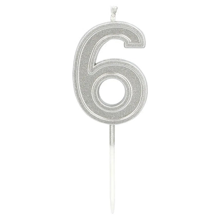 Kaarsje Elegant '6' zilver op prikker (3 x 4,2 x 0,7 cm) van Boland koop je bij Partywinkel