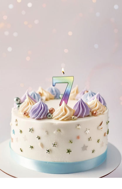 Regenboog Kaars 7 Jaar Metallic 8cm van Fiestas Guirca koop je bij Partywinkel