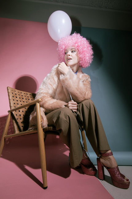 Roze Pruik Afro van Partydeco koop je bij Partywinkel