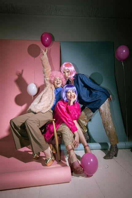 Roze Pruik Afro van Partydeco koop je bij Partywinkel