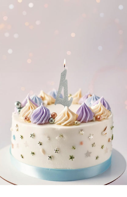 Zilveren Kaars 4 Jaar Glitter 12,5cm van Fiestas Guirca koop je bij Partywinkel